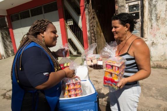 In an effort to increase market penetration in northern Brazil and allay the social and gender inequalities hindering the region’s development, Danone established an innovative door-to-door proximity sales channel in the city of Salvador. The company empowers women entrepreneurs (Kiteiras) to become financially independent by selling product bundles in their underserved communities. 