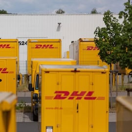 https://www.istockphoto.com/photo/dhl-delivery-vans-and-containers-in-front-of-a-dhl-depot-gm1325164558-410269599