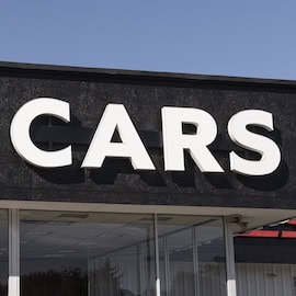 https://www.istockphoto.com/photo/used-car-sign-at-a-pre-owned-car-dealership-as-supplies-of-new-cars-dwindle-used-gm1347366188-424880386