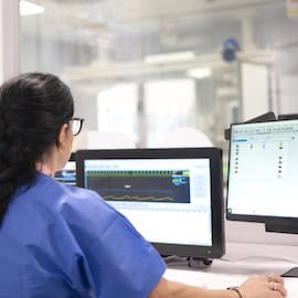 https://www.istockphoto.com/photo/medical-professional-monitoring-patient-vitals-on-multiple-computer-screens-gm2211926927-628888793